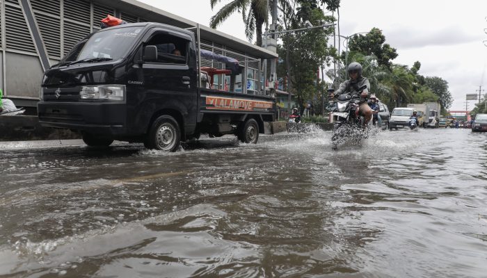 Cuaca Jakarta Hari Ini: Hujan dan Angin Kencang Mengancam, Warga Diimbau Waspada