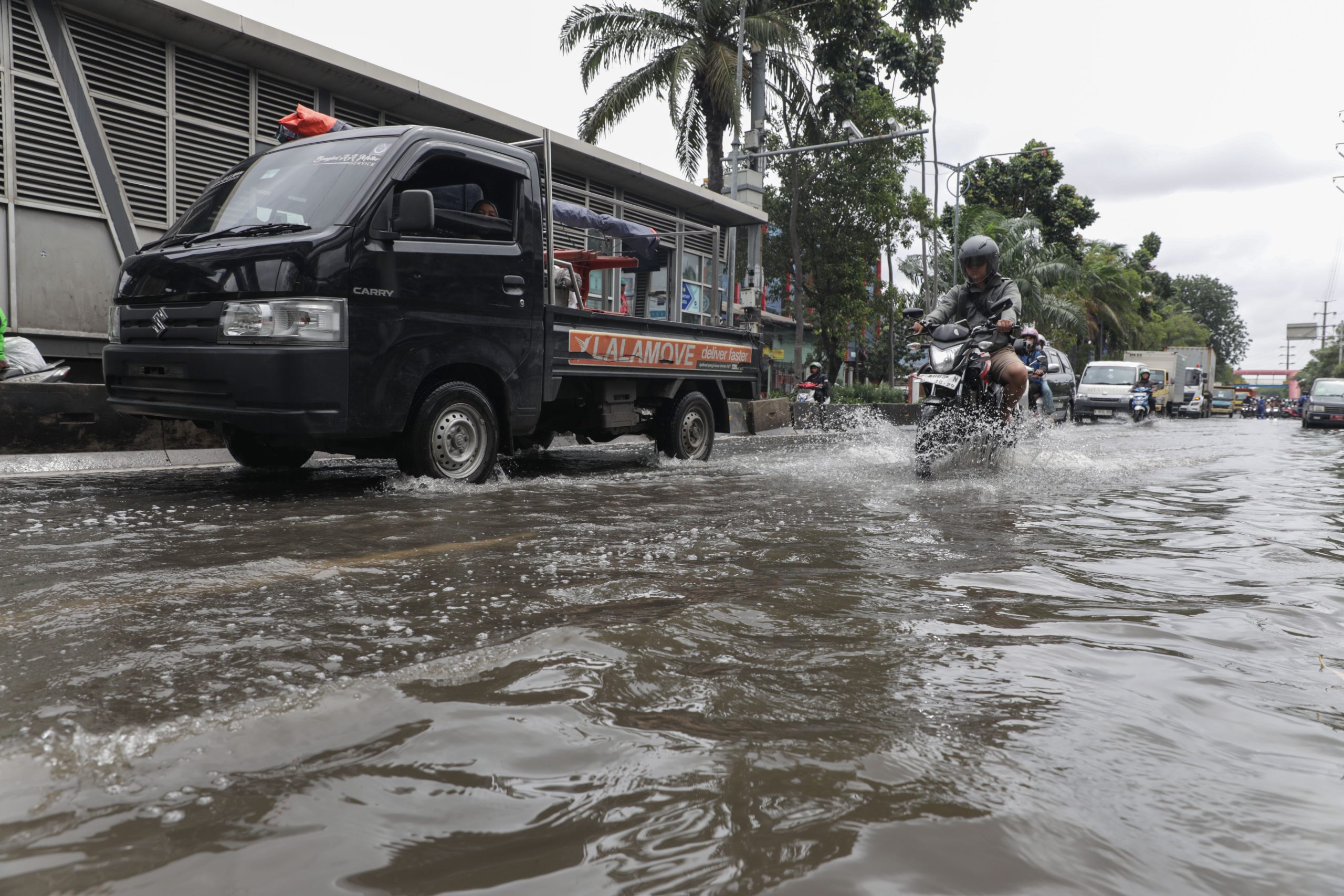 Cuaca Jakarta Hari Ini: Hujan dan Angin Kencang Mengancam, Warga Diimbau Waspada