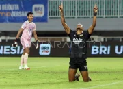 Dewa United Bantai PSBS Biak dengan Skor 5-0, Alex Martins Cetak Hattrick