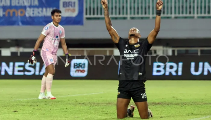 Dewa United Bantai PSBS Biak dengan Skor 5-0, Alex Martins Cetak Hattrick