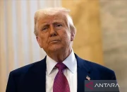 Donald Trump 'Jalan-jalan dengan Alien' dan 'Menghancurkan Target dari Luar Angkasa' dalam Postingan Aneh