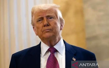 Donald Trump 'Jalan-jalan dengan Alien' dan 'Menghancurkan Target dari Luar Angkasa' dalam Postingan Aneh