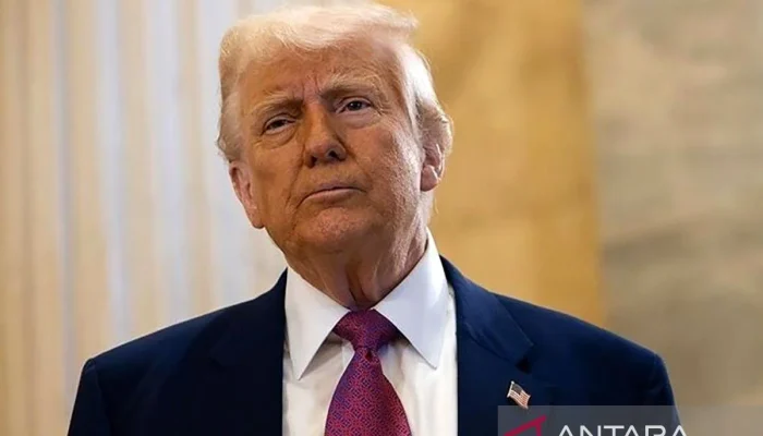 Donald Trump ‘Jalan-jalan dengan Alien’ dan ‘Menghancurkan Target dari Luar Angkasa’ dalam Postingan Aneh