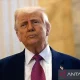 Donald Trump ‘Jalan-jalan dengan Alien’ dan ‘Menghancurkan Target dari Luar Angkasa’ dalam Postingan Aneh