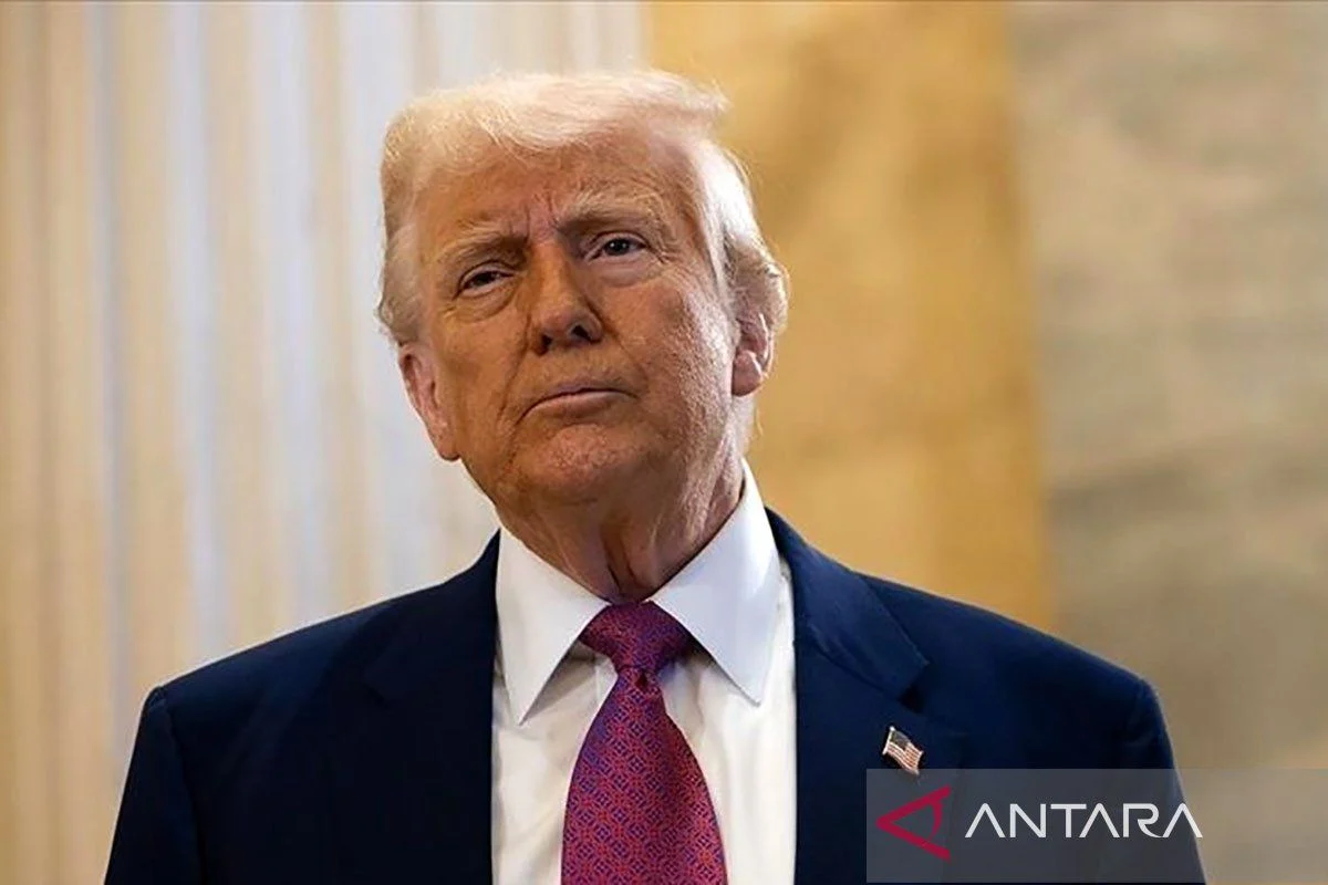 Donald Trump 'Jalan-jalan dengan Alien' dan 'Menghancurkan Target dari Luar Angkasa' dalam Postingan Aneh
