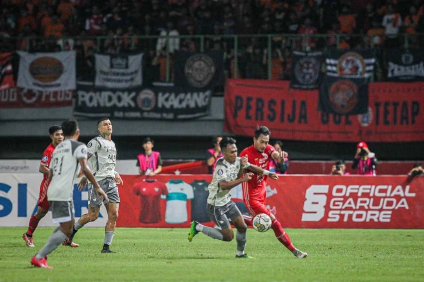 El Clasico Indonesia: Persija Jakarta vs Persib Bandung, Pertarungan Sengit di Stadion Segiri