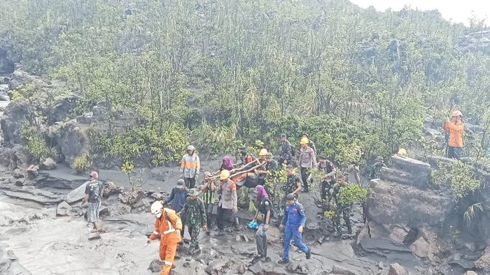 Erupsi Gunung Dukono Berujung 3 Pendaki Tewas, Guide-Porter Diduga Lalai