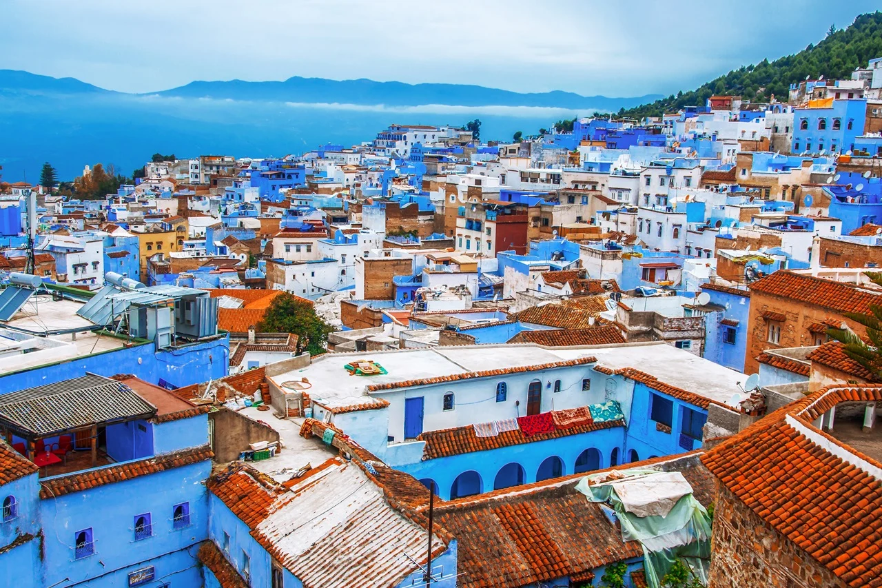 Granada dan Kota Biru Chefchaouen: Dua Destinasi Unik di Dunia Sepak Bola dan Wisata