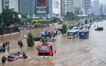 Hujan Deras Guyur Indonesia: Banjir Menghantam Jakarta, Palembang, dan Bone, Prediksi BMKG Menyiratkan Cuaca Ekstrem