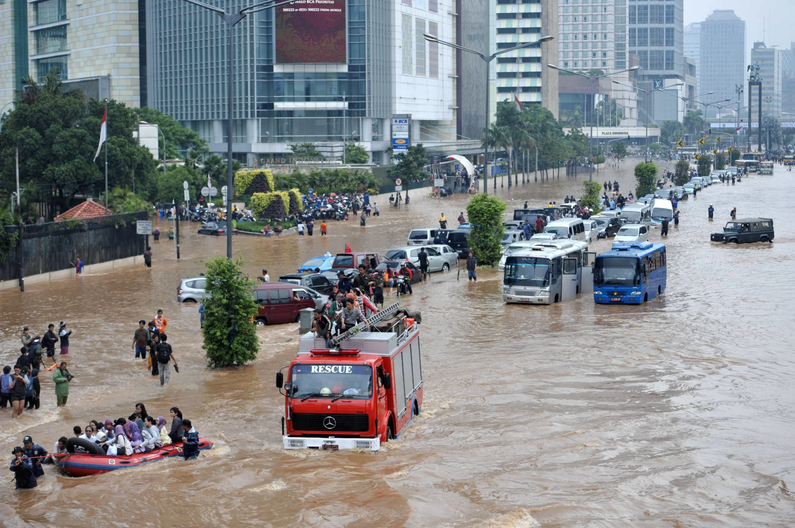 Hujan Deras Guyur Indonesia: Banjir Menghantam Jakarta, Palembang, dan Bone, Prediksi BMKG Menyiratkan Cuaca Ekstrem