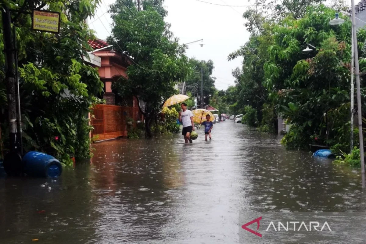 Hujan Deras Mengancam, Waspadai Bahaya di Balik Guyuran Air!