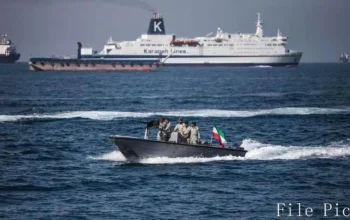 Iran Meningkatkan Tensi di Selat Hormuz dengan Penyebaran Kapal Selam Kecil dan Penangkapan Kapal