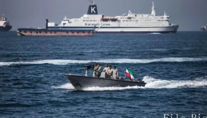 Iran Meningkatkan Tensi di Selat Hormuz dengan Penyebaran Kapal Selam Kecil dan Penangkapan Kapal