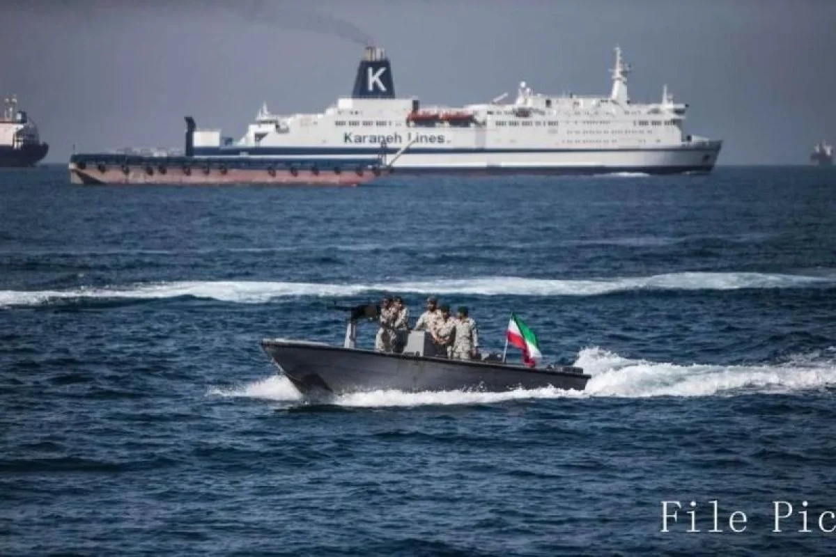 Iran Meningkatkan Tensi di Selat Hormuz dengan Penyebaran Kapal Selam Kecil dan Penangkapan Kapal