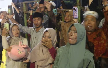 Isak Tangis Keluarga Jemaah Haji di Lumajang, 1.256 Orang Berangkat ke Tanah Suci