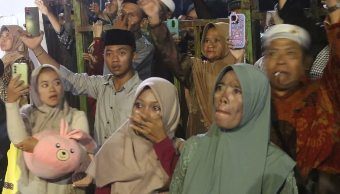 Isak Tangis Keluarga Jemaah Haji di Lumajang, 1.256 Orang Berangkat ke Tanah Suci