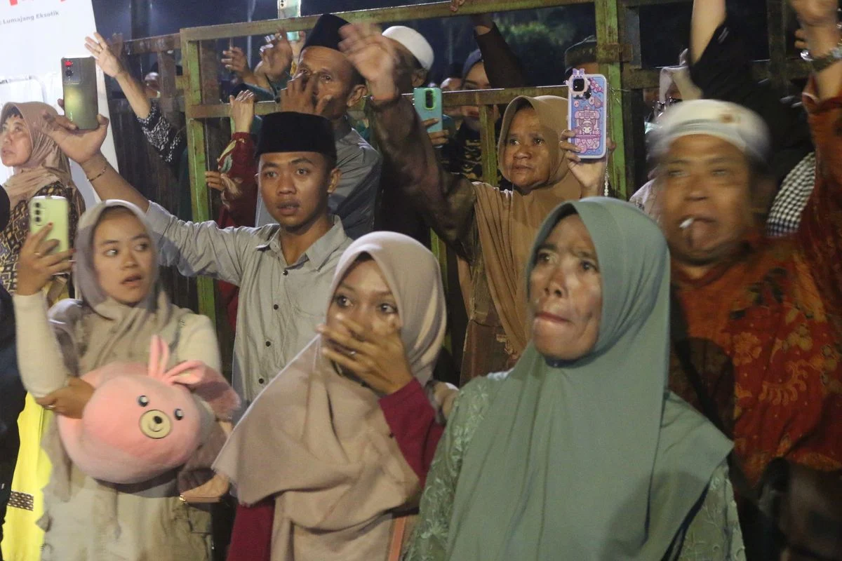 Isak Tangis Keluarga Jemaah Haji di Lumajang, 1.256 Orang Berangkat ke Tanah Suci