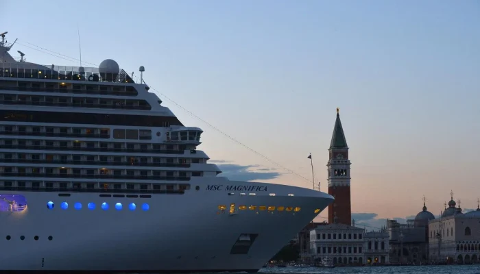 Kapal Pesiar Terkunci di Bordeaux Setelah Kematian Penumpang dan Wabah Norovirus