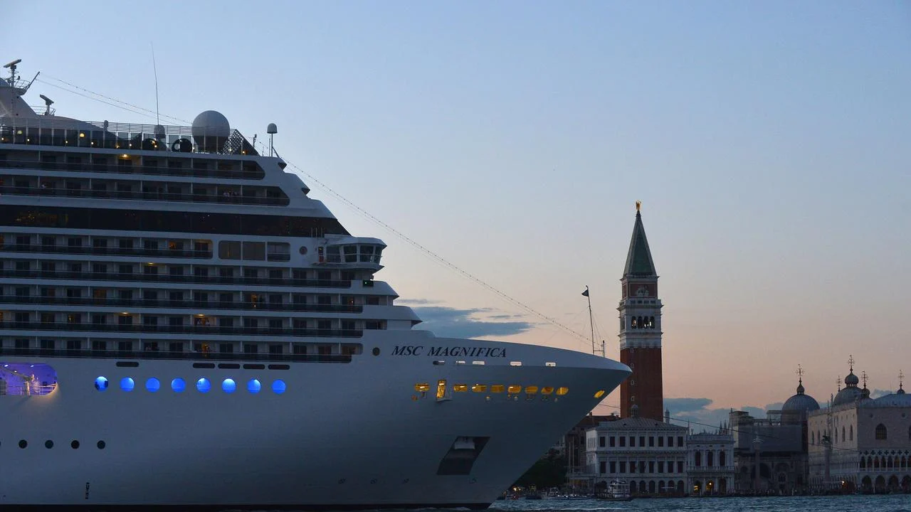 Kapal Pesiar Terkunci di Bordeaux Setelah Kematian Penumpang dan Wabah Norovirus