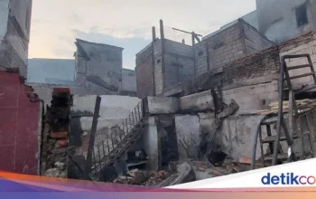 Kebakaran Rumah Anisa Rahma: Rumah Hancur, Suami Menangis Pilu Setelah Api Menghanguskan Hunian