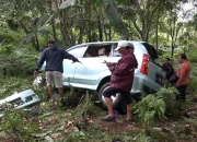 Kekacauan di Pantai Wediawu: Rombongan Wisatawan Surabaya Dikeroyok, 6 Mobil Dirusak