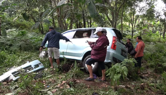Kekacauan di Pantai Wediawu: Rombongan Wisatawan Surabaya Dikeroyok, 6 Mobil Dirusak