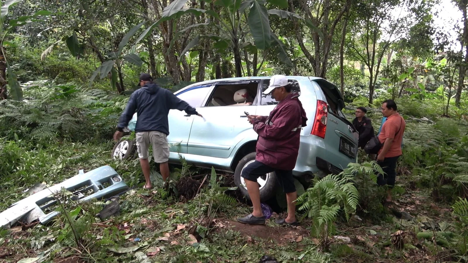 Kekacauan di Pantai Wediawu: Rombongan Wisatawan Surabaya Dikeroyok, 6 Mobil Dirusak