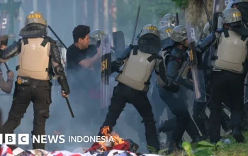 Kelompok Perusuh Hitam Bakar Pos Polisi di Cikapayang: Polisi Gegas Tangkap dan Damkar Terhambat