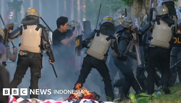 Kelompok Perusuh Hitam Bakar Pos Polisi di Cikapayang: Polisi Gegas Tangkap dan Damkar Terhambat