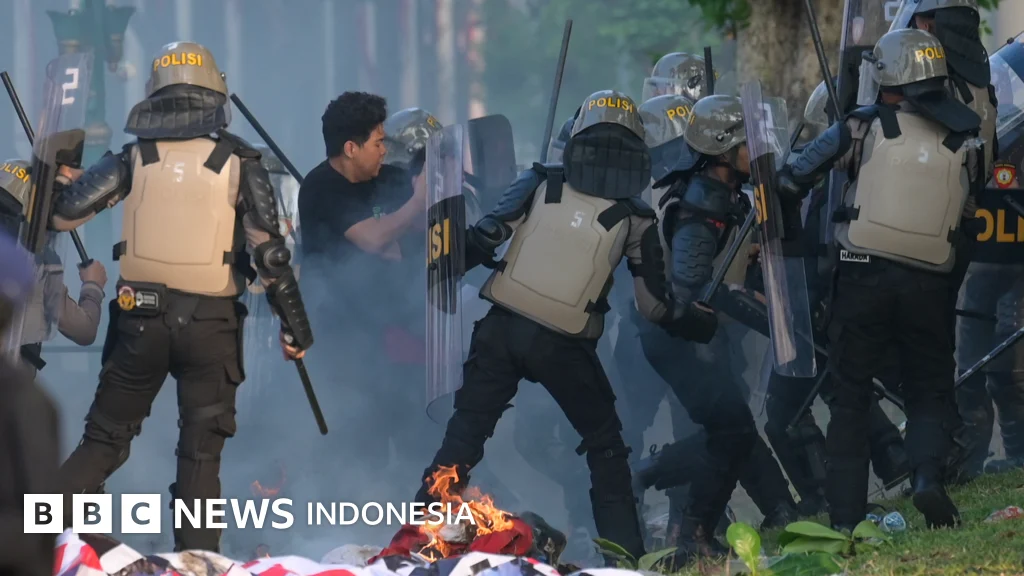 Kelompok Perusuh Hitam Bakar Pos Polisi di Cikapayang: Polisi Gegas Tangkap dan Damkar Terhambat