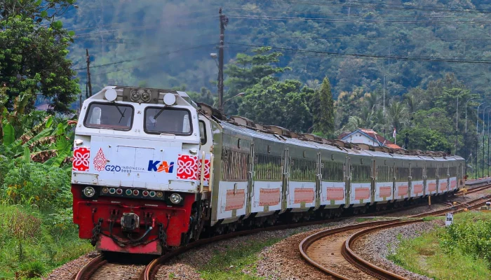 Kereta Api Indonesia Hadapi Tantangan Keselamatan: Dari 1.089 Perlintasan Liar hingga Penghargaan Keamanan KAI Logistik