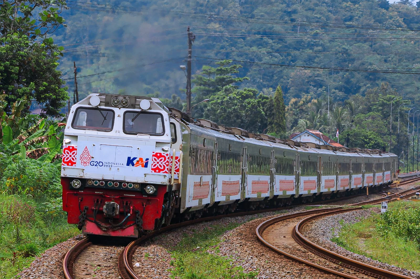Kereta Api Indonesia Hadapi Tantangan Keselamatan: Dari 1.089 Perlintasan Liar hingga Penghargaan Keamanan KAI Logistik