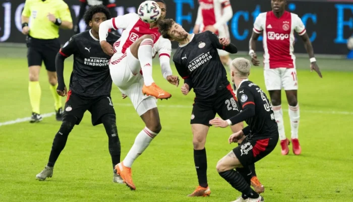 Kontroversi Maarten Paes Usai Ajax Imbang 2-2 dengan PSV: Kritik, Statistik, dan Dampaknya pada Klasemen Eredivisie