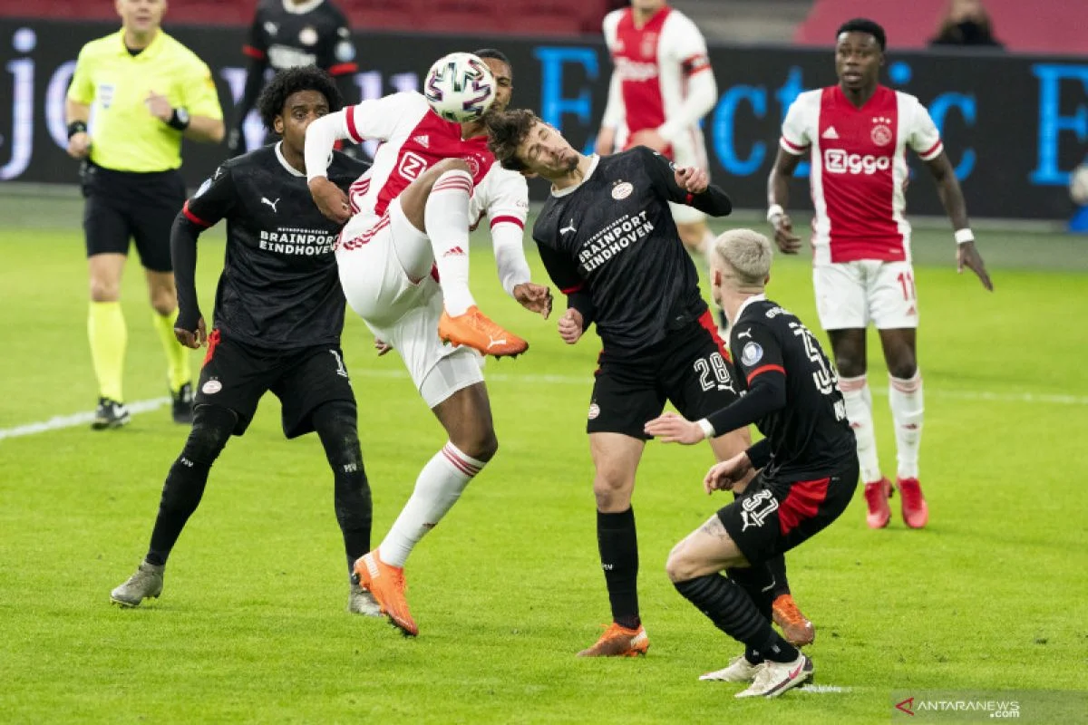 Kontroversi Maarten Paes Usai Ajax Imbang 2-2 dengan PSV: Kritik, Statistik, dan Dampaknya pada Klasemen Eredivisie