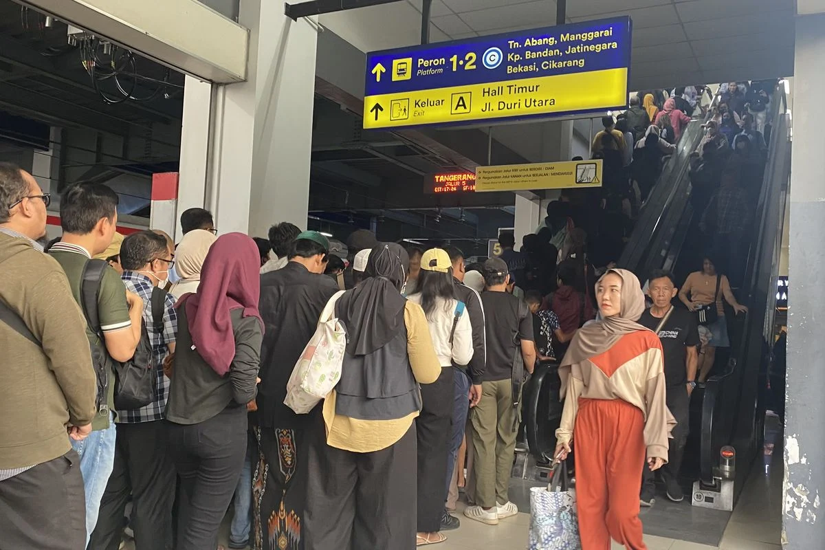 KRL Duri-Tangerang Alami Gangguan, Penumpang Mengalami Detik-Detik Mencekam