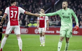 Maarten Paes Jadi Pahlawan Ajax di Playoff Conference League