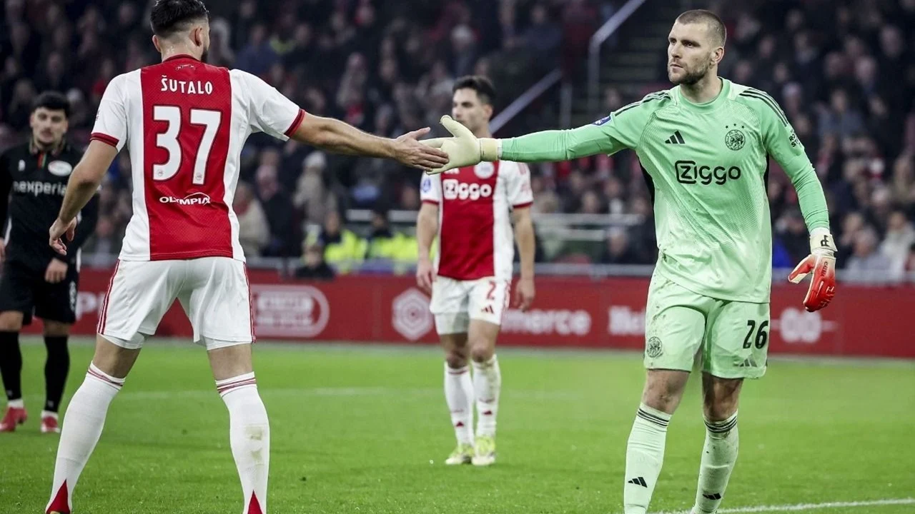 Maarten Paes Jadi Pahlawan Ajax di Playoff Conference League