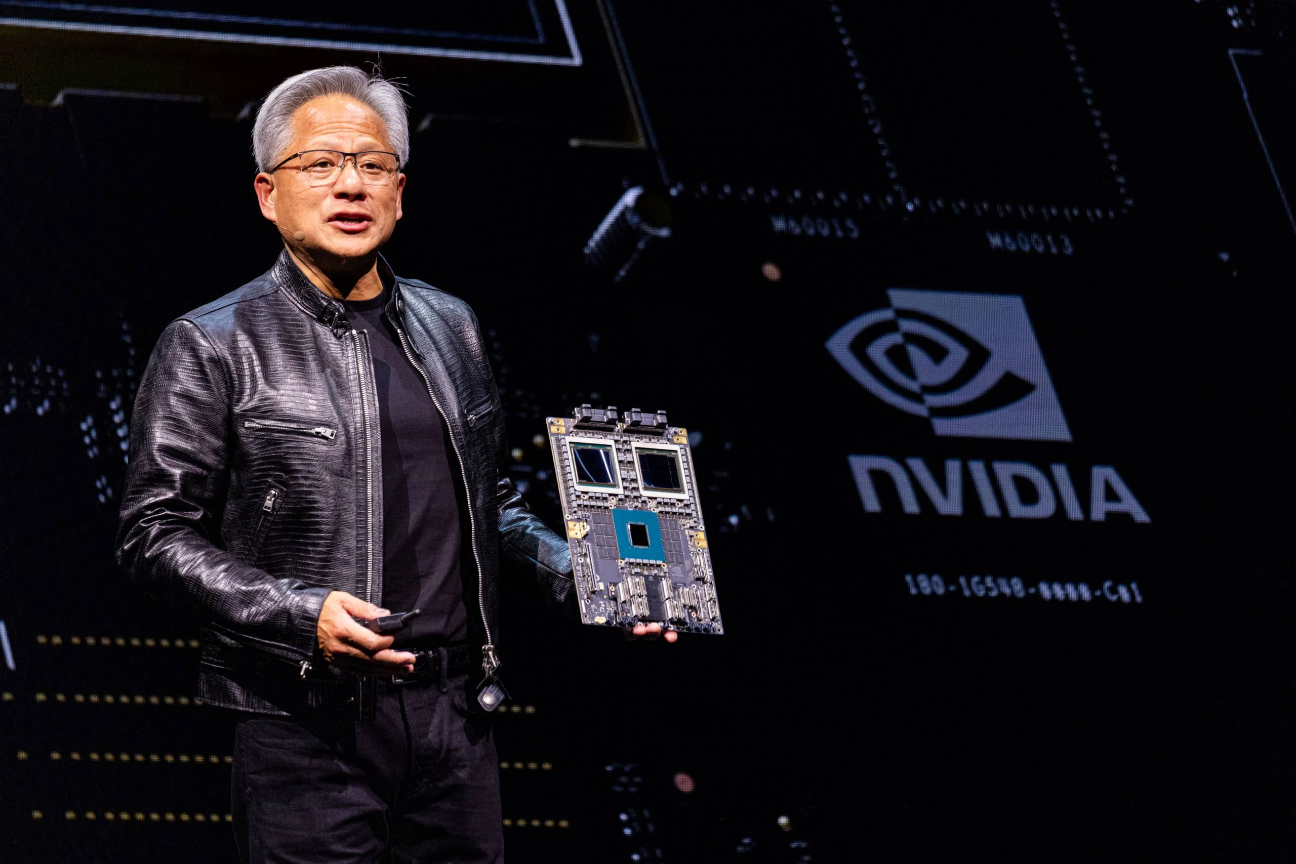 Nvidia CEO Jensen Huang Coba Zhajiangmian dan Douzhi'er di Beijing