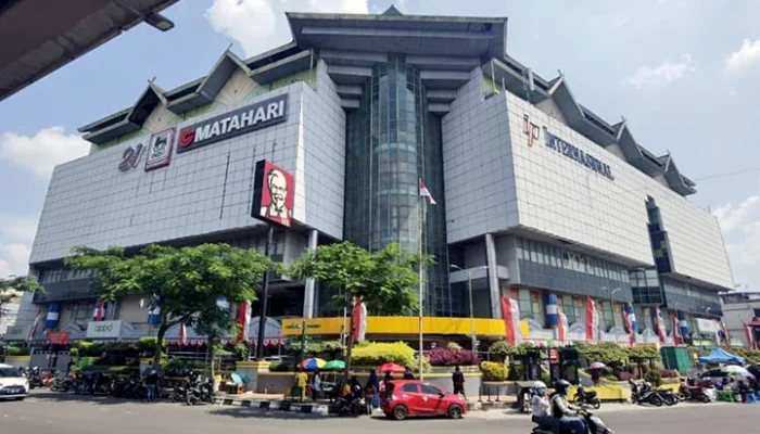 Pedagang Menghadapi Tantangan Baru: Dari Penutupan IP Mall Palembang Hingga Kebijakan Standardisasi Kemasan Rokok