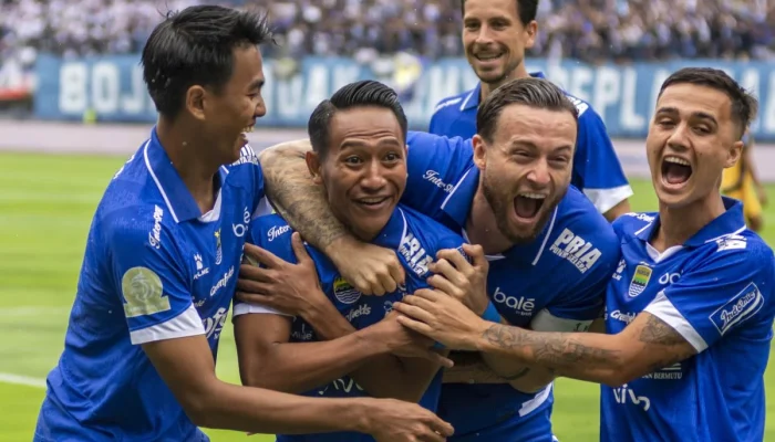 Persib Bandung Kembali Puncaki Klasemen BRI Super League Usai Kemenangan Tipis 1-0 atas PSIM