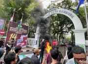 Polisi Gagalkan Massa Demo Hardiknas, Mahasiswa Bakar Ban dan Janjikan Aksi Lebih Besar