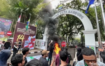 Polisi Gagalkan Massa Demo Hardiknas, Mahasiswa Bakar Ban dan Janjikan Aksi Lebih Besar
