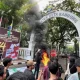 Polisi Gagalkan Massa Demo Hardiknas, Mahasiswa Bakar Ban dan Janjikan Aksi Lebih Besar
