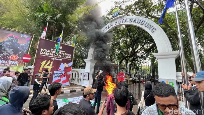 Polisi Gagalkan Massa Demo Hardiknas, Mahasiswa Bakar Ban dan Janjikan Aksi Lebih Besar
