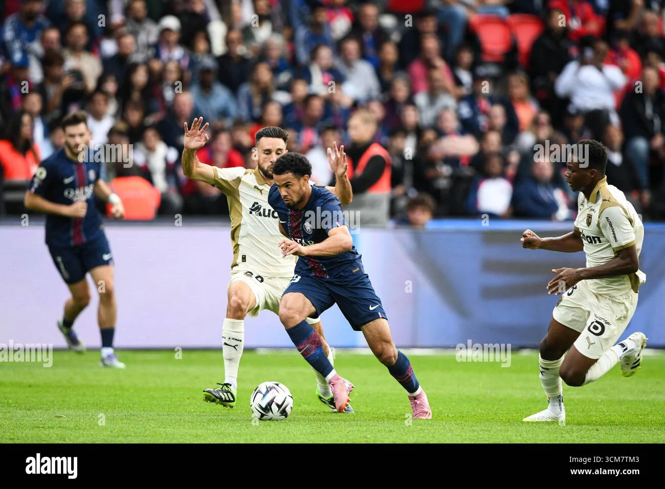 PSG Raih Gelar Ligue 1 ke-14 Berkat Kvaratskhelia