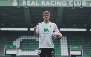 Racing Santander Berjuang untuk Menjaga Peio Canales