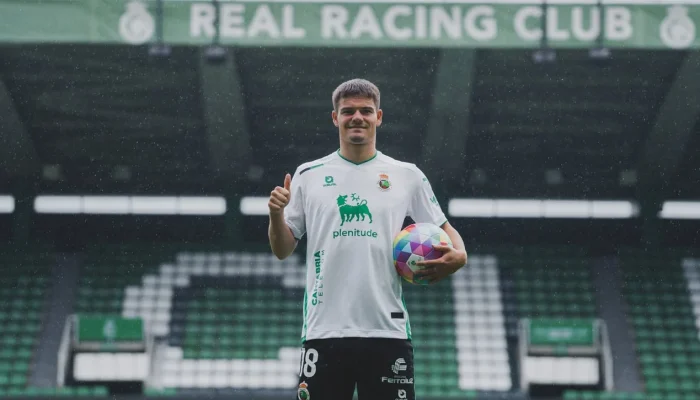 Racing Santander Berjuang untuk Menjaga Peio Canales