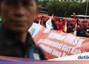 Ribuan Buruh Geruduk DPR dengan Tuntutan Ketenagakerjaan, Kapal Mini, dan Bendera One Piece
