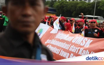 Ribuan Buruh Geruduk DPR dengan Tuntutan Ketenagakerjaan, Kapal Mini, dan Bendera One Piece