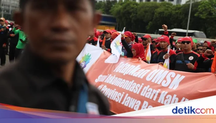 Ribuan Buruh Geruduk DPR dengan Tuntutan Ketenagakerjaan, Kapal Mini, dan Bendera One Piece